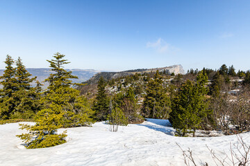 Vue sur le sommet de Moucherotte et son antenne radar, dans le massif du Vercors (Isère, France)