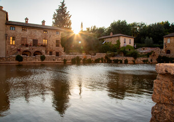 Obraz premium Sunset light over water inside a small town