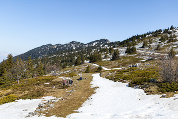 Vue sur le sommet de Moucherotte et son antenne radar, dans le massif du Vercors (Isère, France)
