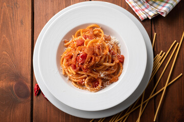 Piatto di deliziosi bucatini all'amatriciana, cucina tradizionale Italiana