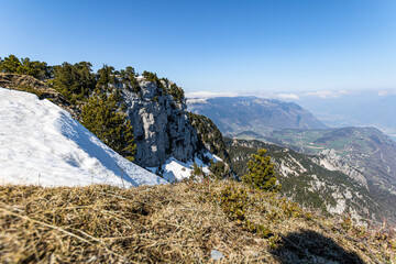 Vue sur les sommets des Alpes depuis la montagne du Moucherotte, dans le massif du Vercors (Isère,...
