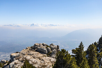 Vue sur la ville de Grenoble depuis le sommet du Moucherotte, dans le massif du Vercors (Isère,...