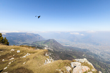 Vue sur la ville de Grenoble depuis le sommet du Moucherotte, dans le massif du Vercors (Is&egrave;re, France)