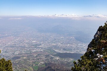 Vue sur la ville de Grenoble depuis le sommet du Moucherotte, dans le massif du Vercors (Isère,...