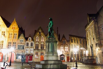 Fototapeta na wymiar night view of a statue in Bruges, Belgium 