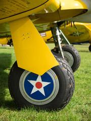 Wheeled retractable landing gear of a classic aircraft