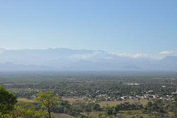Fototapeta premium Montaña con fondo verde y pasaje natural
