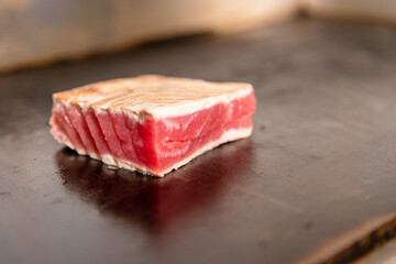 Tonno Rosso alla griglia prima scottatura e pronto per essere mangiato