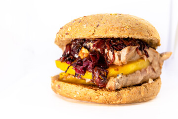 Panino al tonno rosso, ananas e radicchio con pane al sesamo.