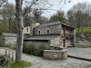 Antiguo molino de agua restaurado junto a un río en la localidad lucense de Vilalba, en Galicia.