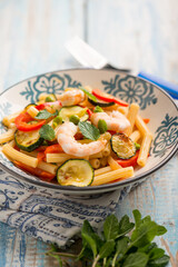 pasta with shrimp zucchinis tomato and green peas