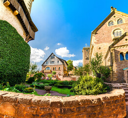 Zweiter Burghof der Wartburg mit Küchengarten, Palas und Gadem in Eisenach, Thüringen, Deutschland