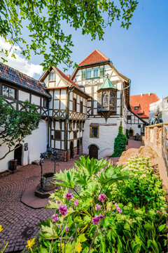 Vogtei mit Margarethengang im ersten Burghof der Wartburg in Eisenach, Th&uuml;ringen, Deutschland