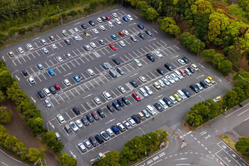 観光地の展望台から見た四角い駐車場