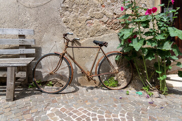 Fototapeta na wymiar old bicycle in the street