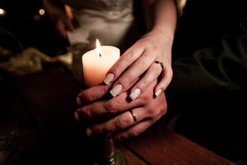 Obraz na płótnie Canvas couple hands with candle 