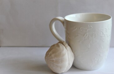 cup ща coffee  and marshmallow on the white background