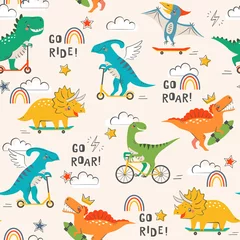  Naadloos patroon met leuke grappige dinosaurussen die skateboard, scooter en fiets berijden op lichte achtergrond met wolken, regenboog, sterren, bliksem en handgetekende tekst. © fireflamenco