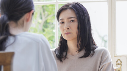 Obraz premium 家で話す二人の女性