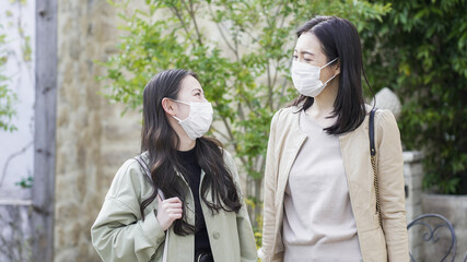 Fototapeta premium 外出する二人の女性