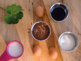 Ingredientes pata tortas, cacao, leche, miel, huevos 