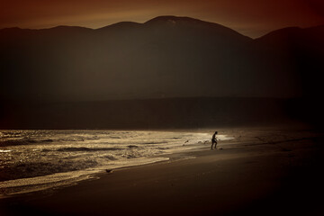 Obraz premium Man walking away from the sea water