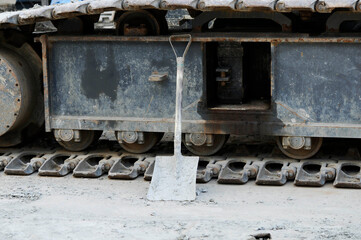 スコップとキャタピラ