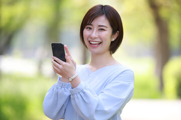 スマートフォンを操作する女性