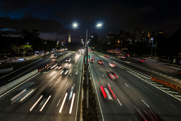 Fototapeta na wymiar Vehicle traffic on 23 de Maio Avenue, near Ibirapuera Park at night in Sao Paulo
