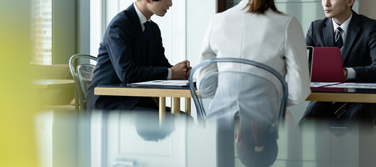 ミーティングするビジネスグループ