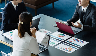 ミーティングするビジネスグループ