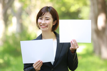 メッセージボードを持つ女性社員