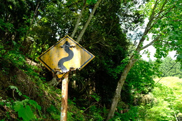 朽ちた道路標識