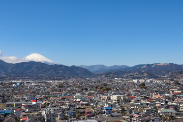Fototapeta premium 富士山と大井町の街並み（神奈川県大井町）