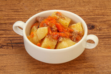 Roasted potato and beef with sauce