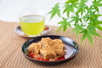 わらび餅と緑茶と青もみじ