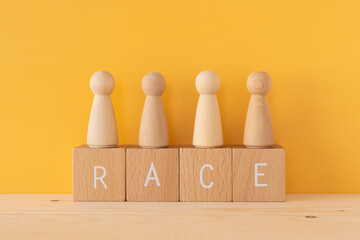 人種｜「RACE」と書かれた積み木と4体の人型オブジェ