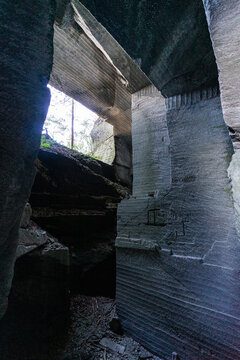 千葉県鋸山の巨大石切場跡にて、差し込む太陽光