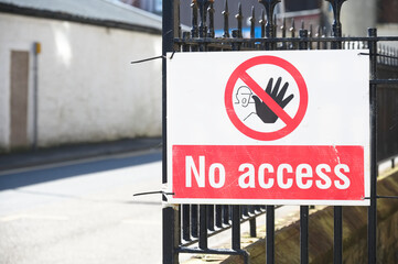 No access hand sign at road entrance