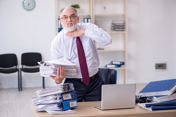 Obraz premium Aged male employee unhappy with excessive work