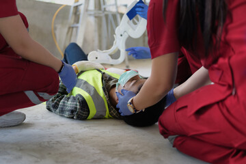 Obraz na płótnie Canvas First aid for head injuries and Considered for all trauma incidents of worker in work, Loss of feeling or loss of normal movement and Loss of function in limbs, First aid training to transfer patient.