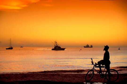 Plage de Barbade mer des Caraïbes dans une ambiance jaune orange du coucher de soleil