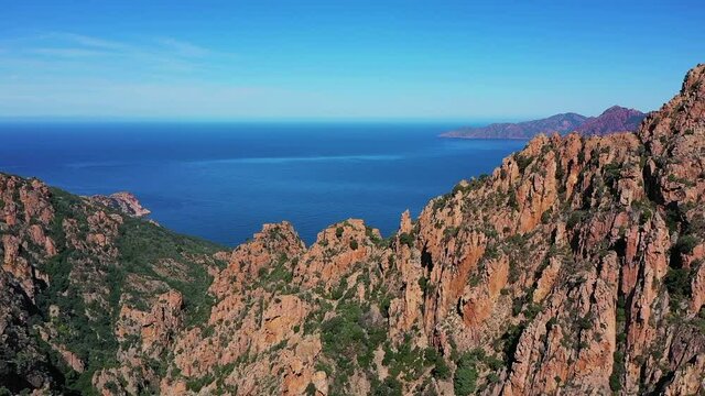 Vue a&eacute;rienne des Calanques de Piana et de la mer, en Corse