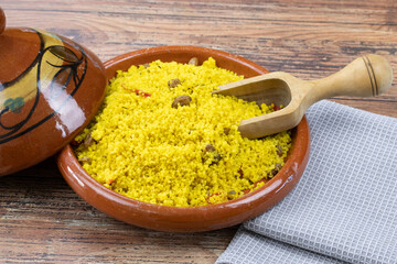 plat de couscous au curry sur une table	
