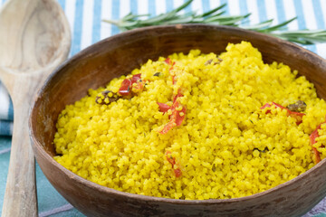 plat de couscous au curry sur une table	
