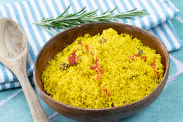plat de couscous au curry sur une table	
