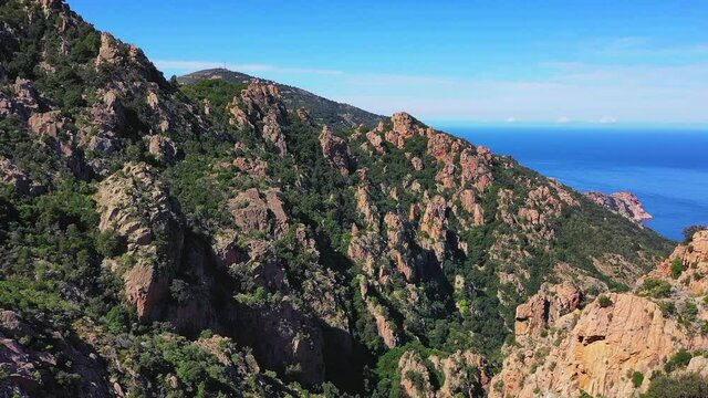 Descente dans le maquis des Calanques de Piana avec un drone, en Corse