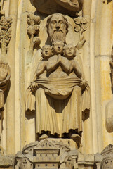 Fototapeta na wymiar Statue de la façade de Notre-Dame à Paris, France