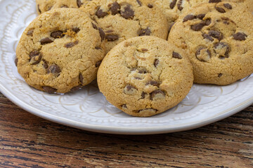 plusieurs cookies au pépites de chocolat dans une assiette
