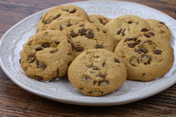 plusieurs cookies au pépites de chocolat dans une assiette
